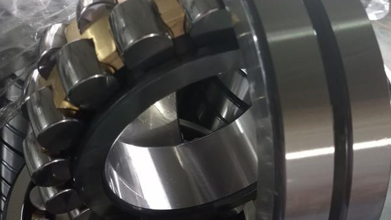 调心滚子轴承与球面滚子轴承：性能差异与适用场景解析